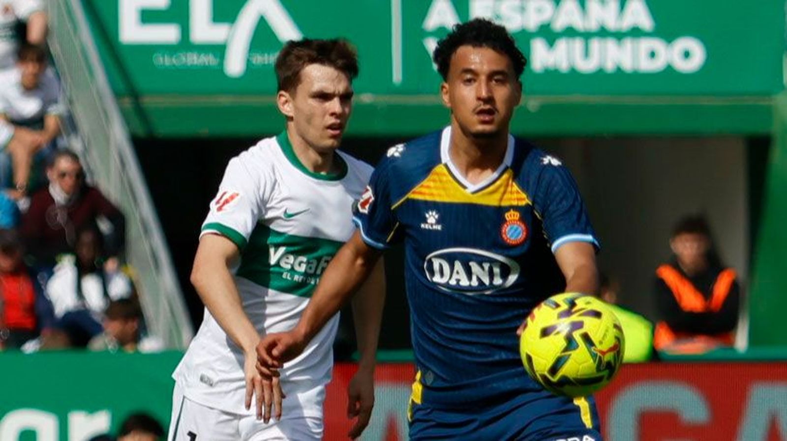 El defensa del Espanyol Omar El Hilali y el centrocampista del Elche Aleix Febas.