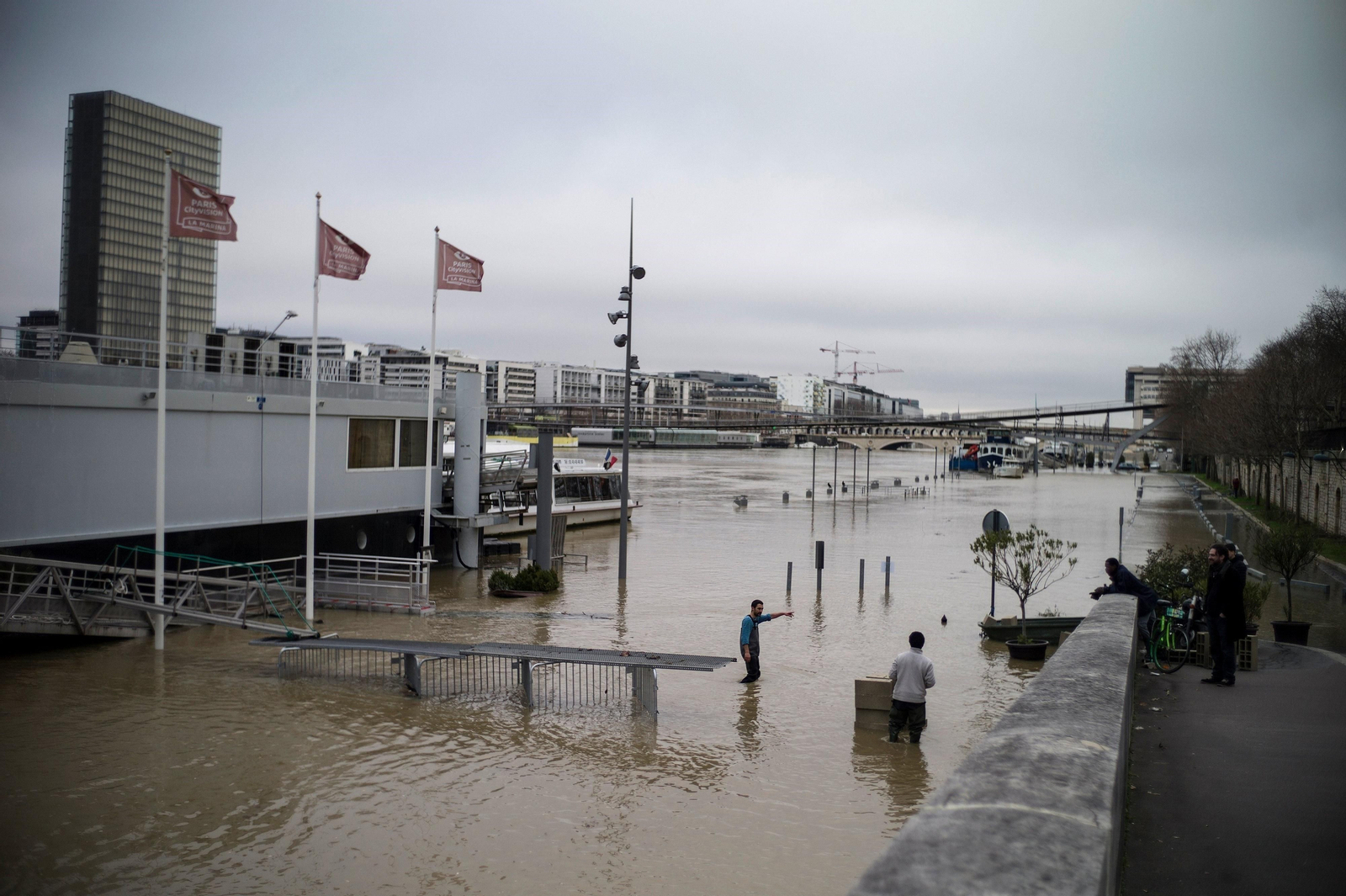 El río Sena se desborda dejando imágenes de París inundada