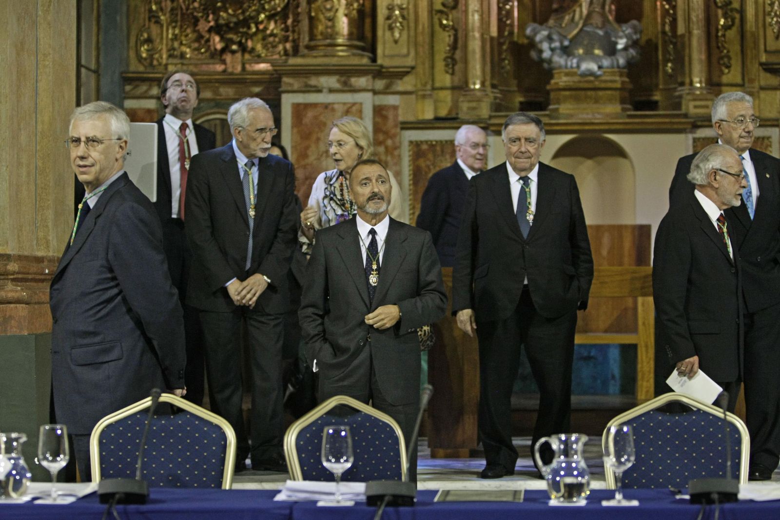 Académicos de la RAE, fotografiados antes de su reunión extraordinaria en el Oratorio de San Felipe Neri de Cádiz el 8 de noviembre de 2012.