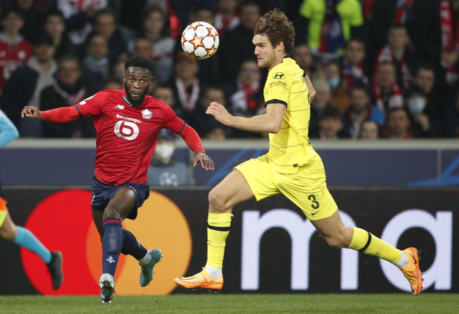 Jonathan Bamba intenta marcharse de Marcos Alonso en un Lille-Chelsea de Champions.