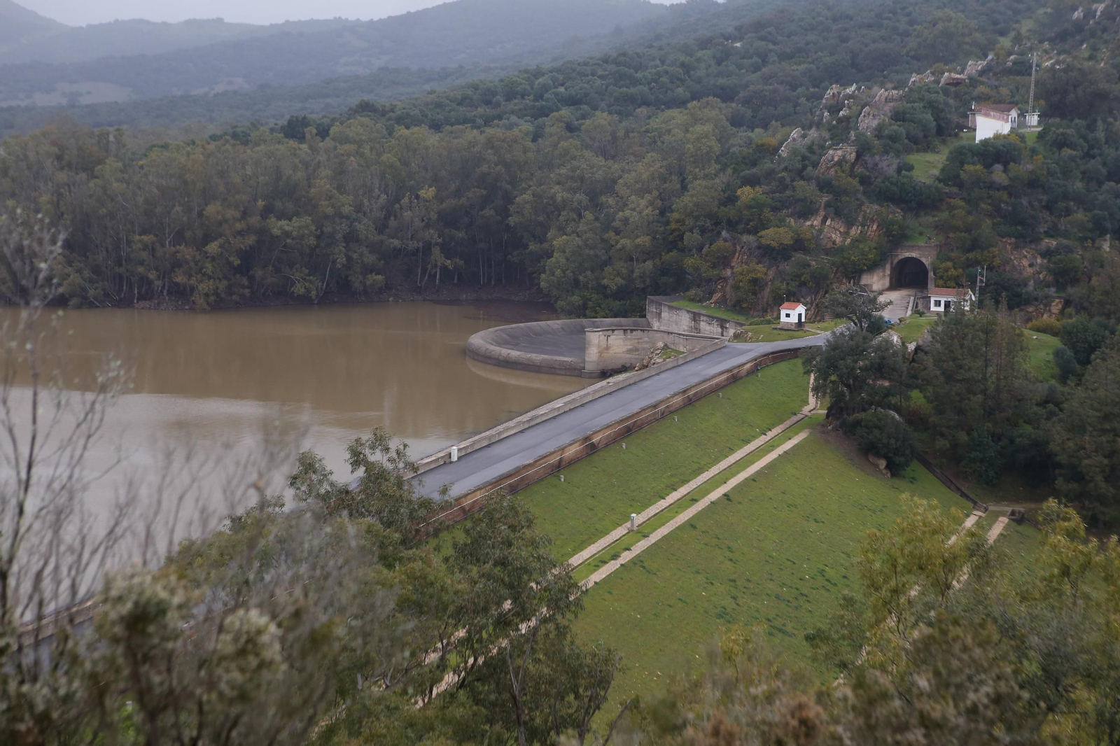 Desembalse del pantano de Guadarranque tras la borrasca Martinho, en imágenes