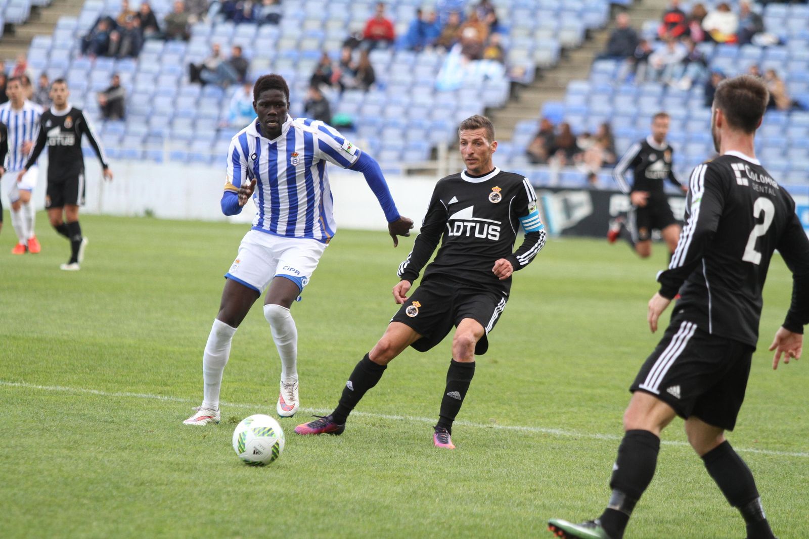 Pape presiona a un rival durante el partido frente a la Balona en Huelva.