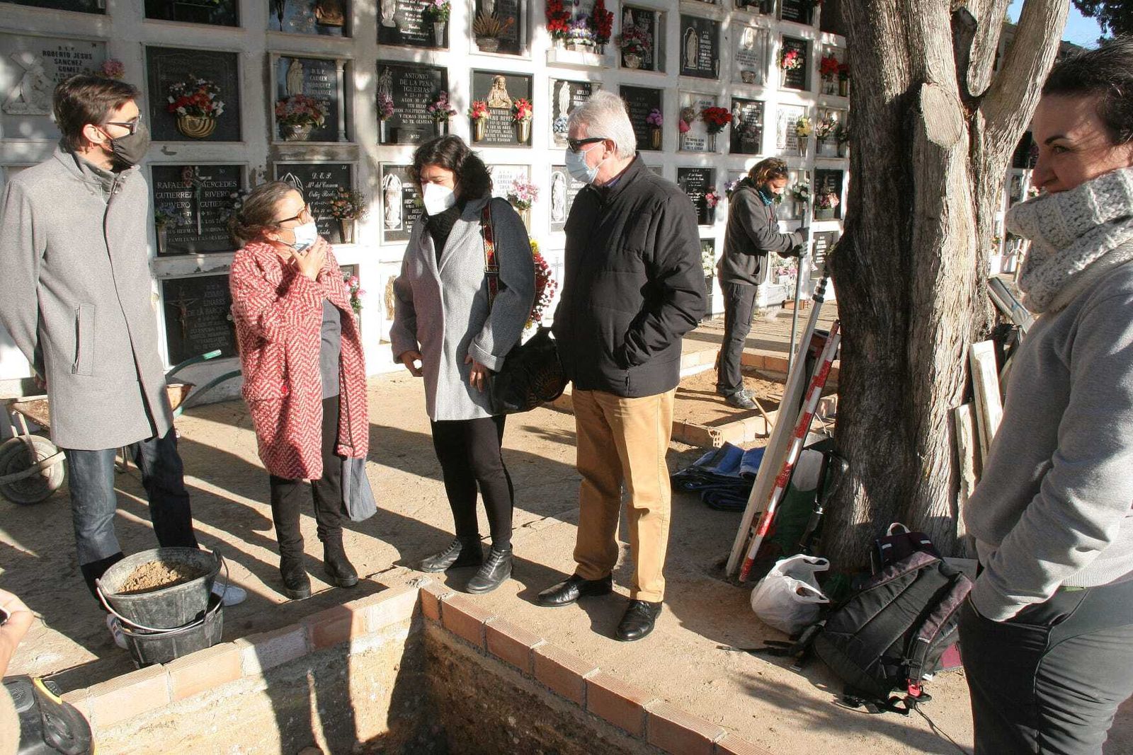 Izquierda Unida ha visitado las prospecciones realizadas en el cementerio de El Puerto.