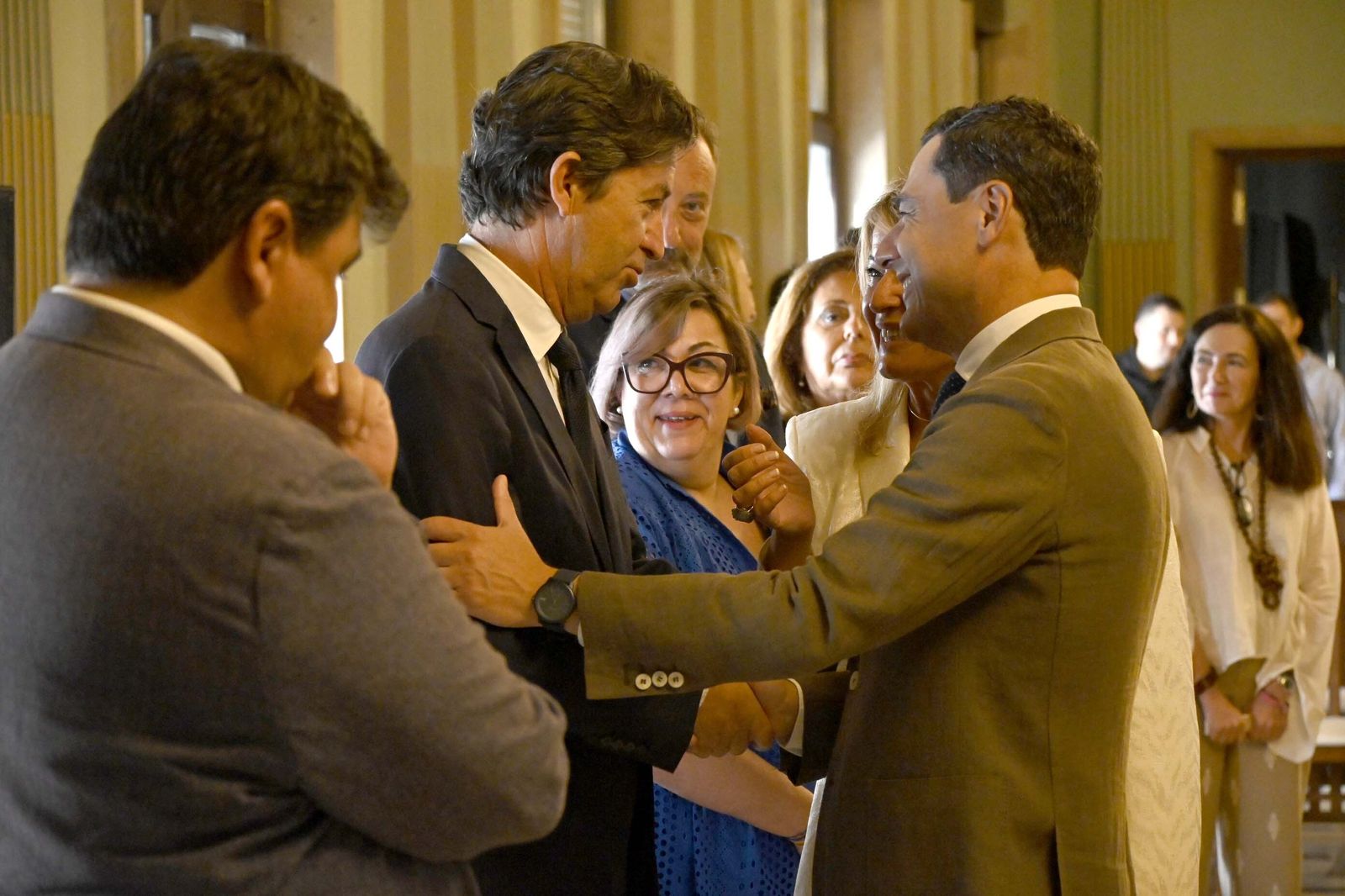 Visita de Juanma Moreno al Ayuntamiento de Huelva, en Imágenes