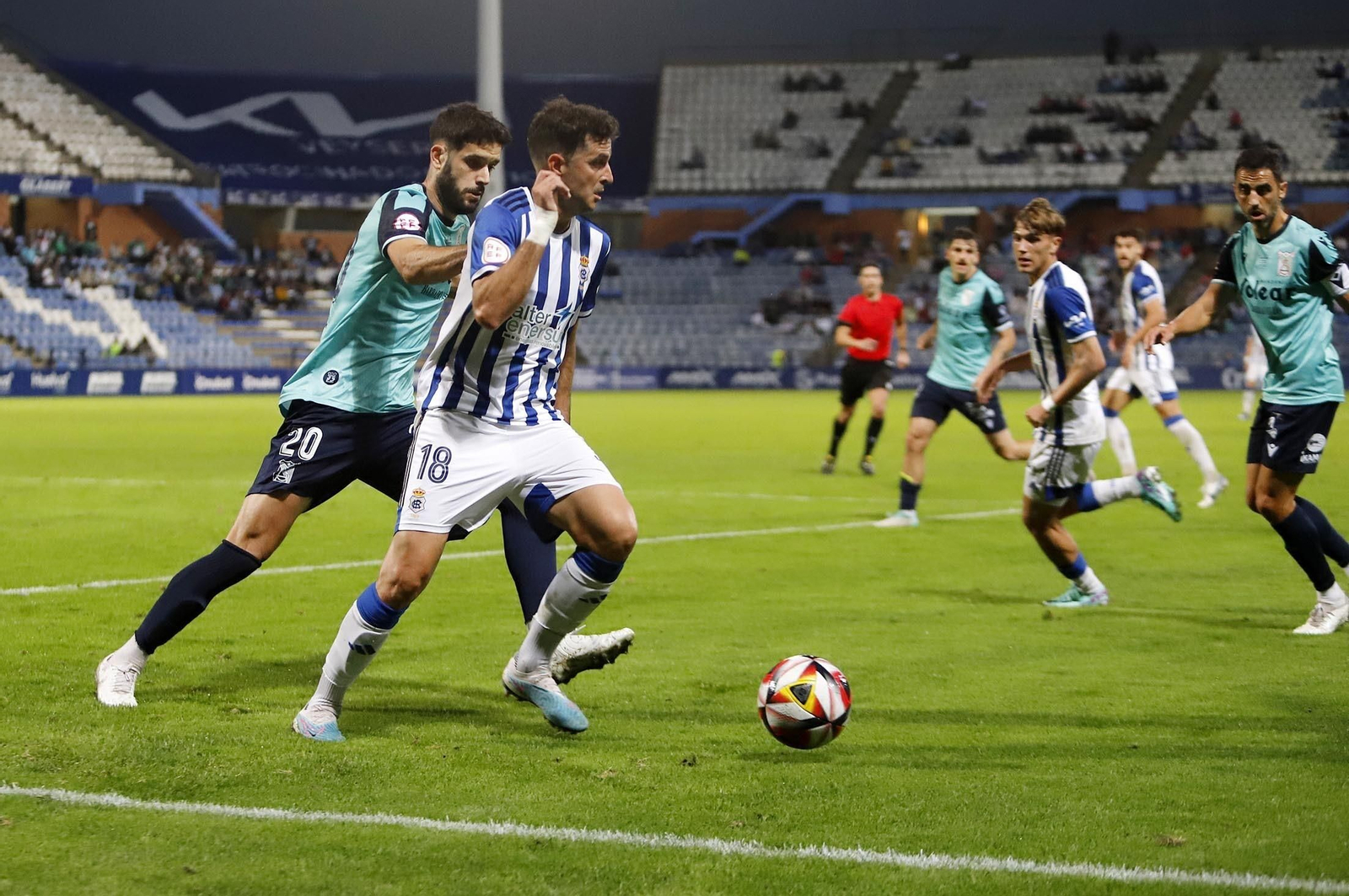 Fer Román presiona a Juan Villar, titular ante el Sanluqueño, que conduce el balón.
