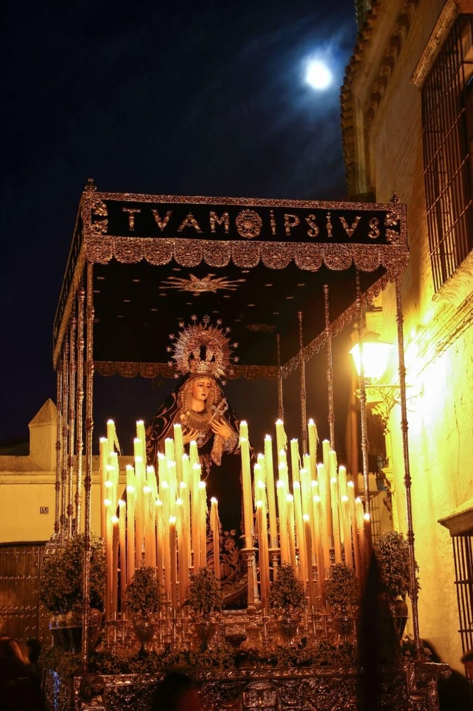 La luna alumbra el palio de ocho varales de la Virgen de los Dolores.