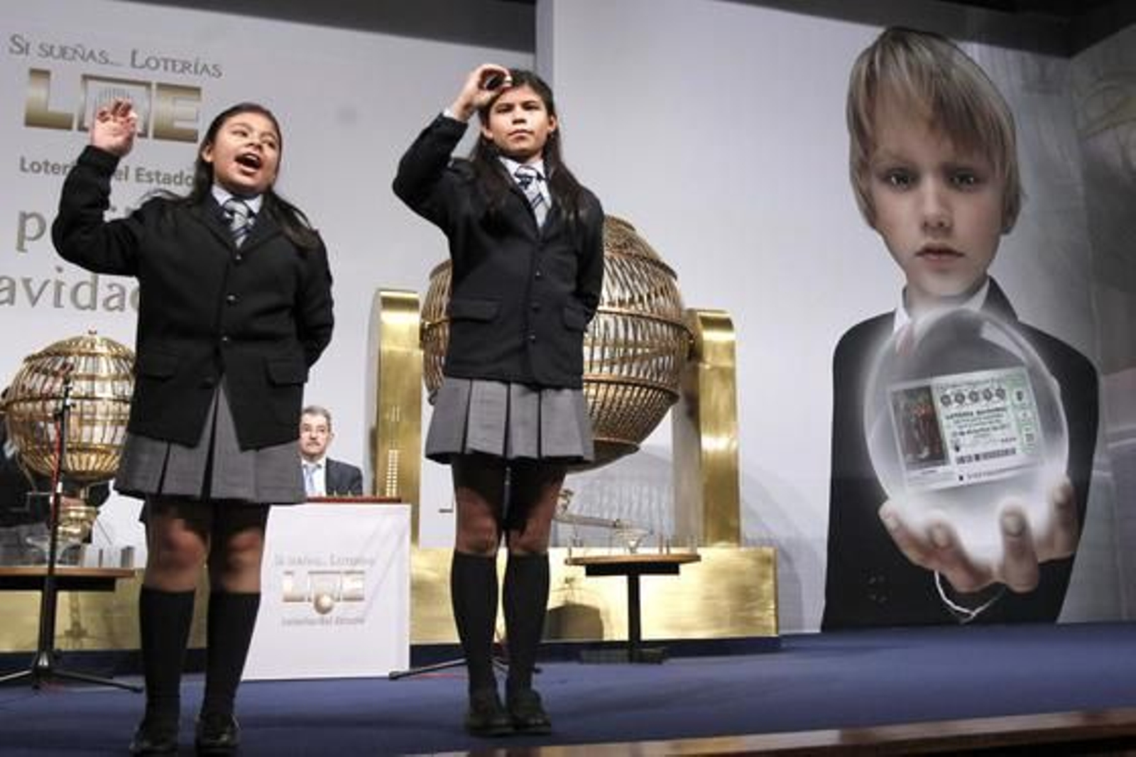 El Gordo ha recaído en el número 58.268, vendido íntegramente en un pubelo de Huesca.

Foto: EFE