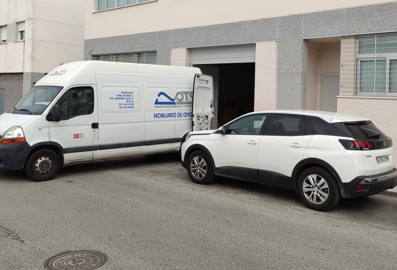 Descarga de muebles de oficina en el nuevo juzgado de Sanlúcar