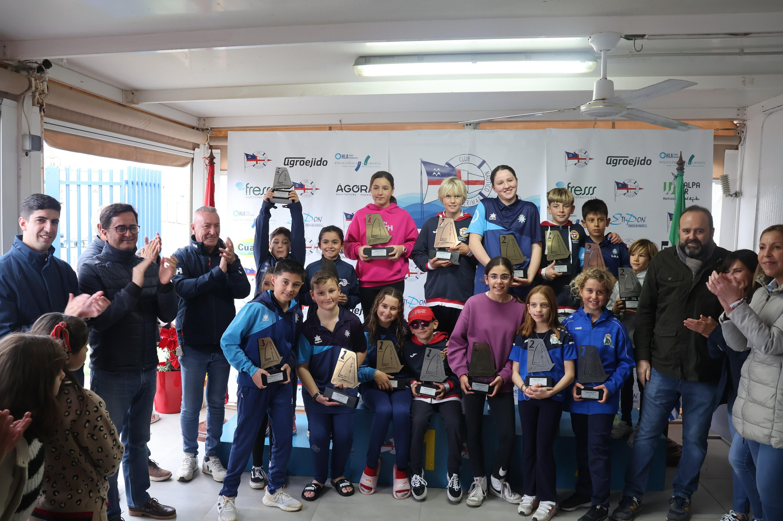 Foto de familia de los distintos ganadores del Campeonato Provincial de clase Optimist de Vela celebrado en Almerimar.