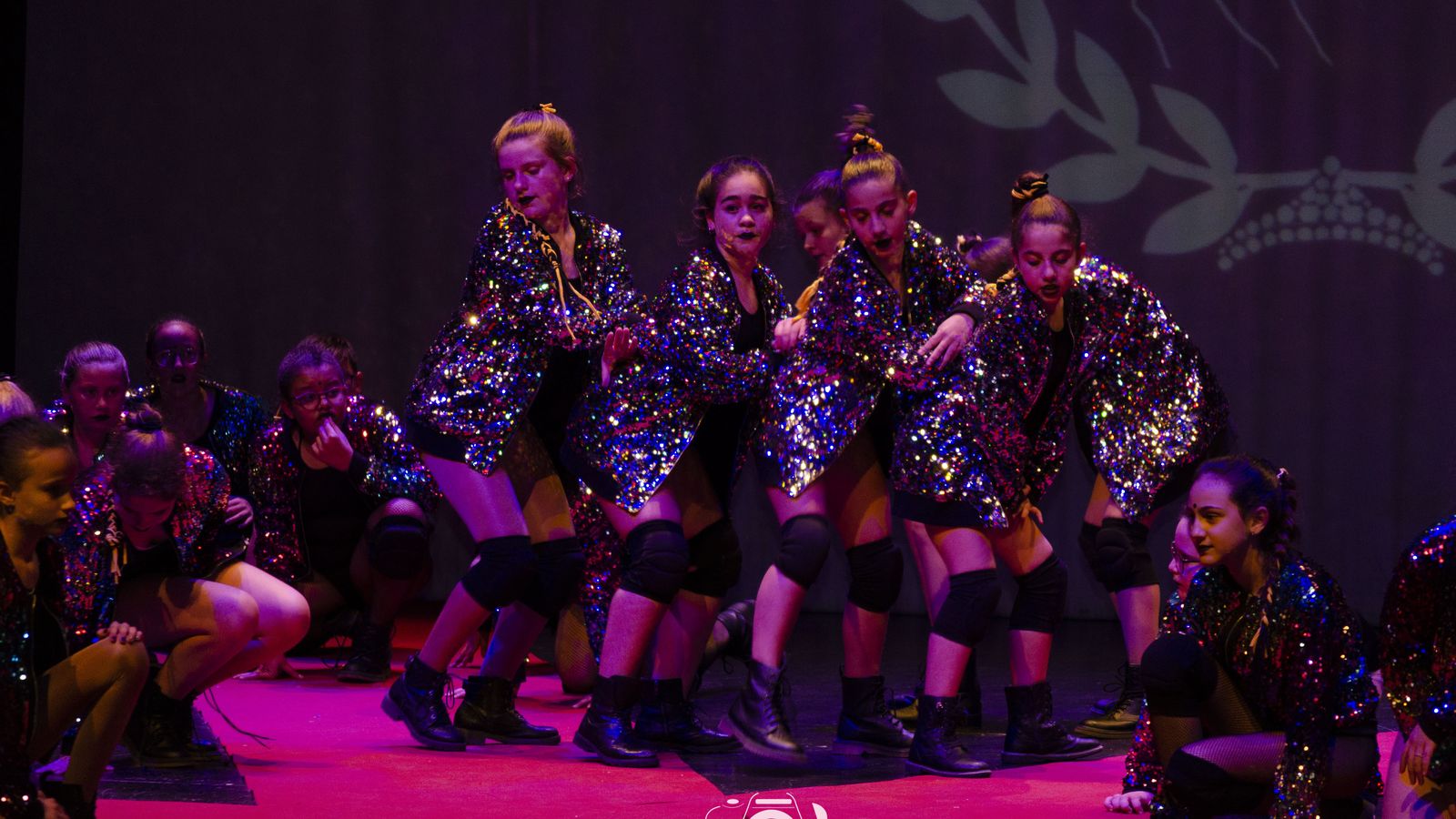 El grupo de baile que puso la nota artística a la gala.