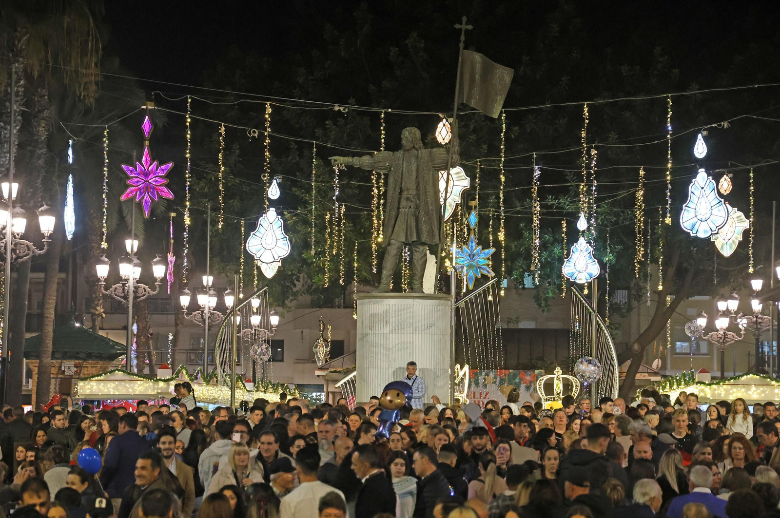 Imágenes de la nevada y alumbrado navideño en Huelva