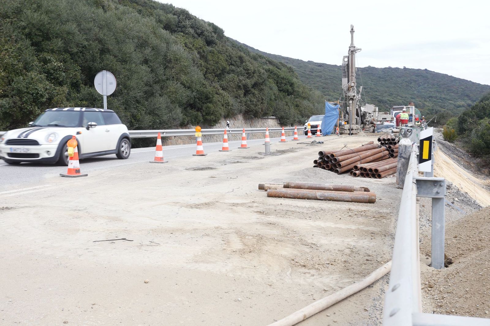 La máquina encargada de colocar los micropilotes en la N-340 para estabilizar la calzada, este miércoles.