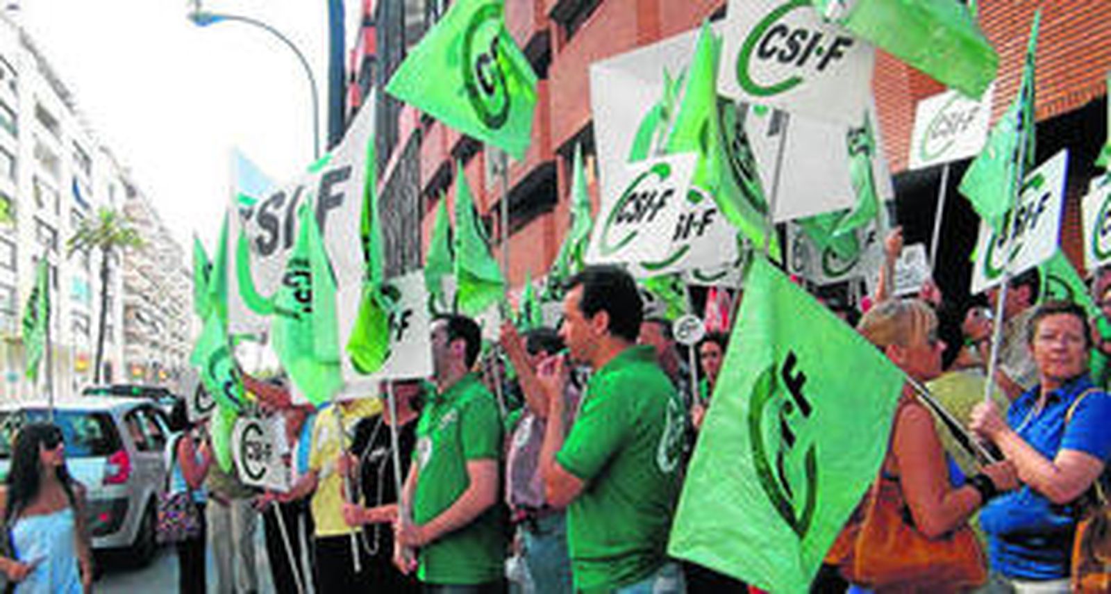 Miembros del sindicato CSIF, durante la concentración, ayer, en la Consejería de Hacienda.