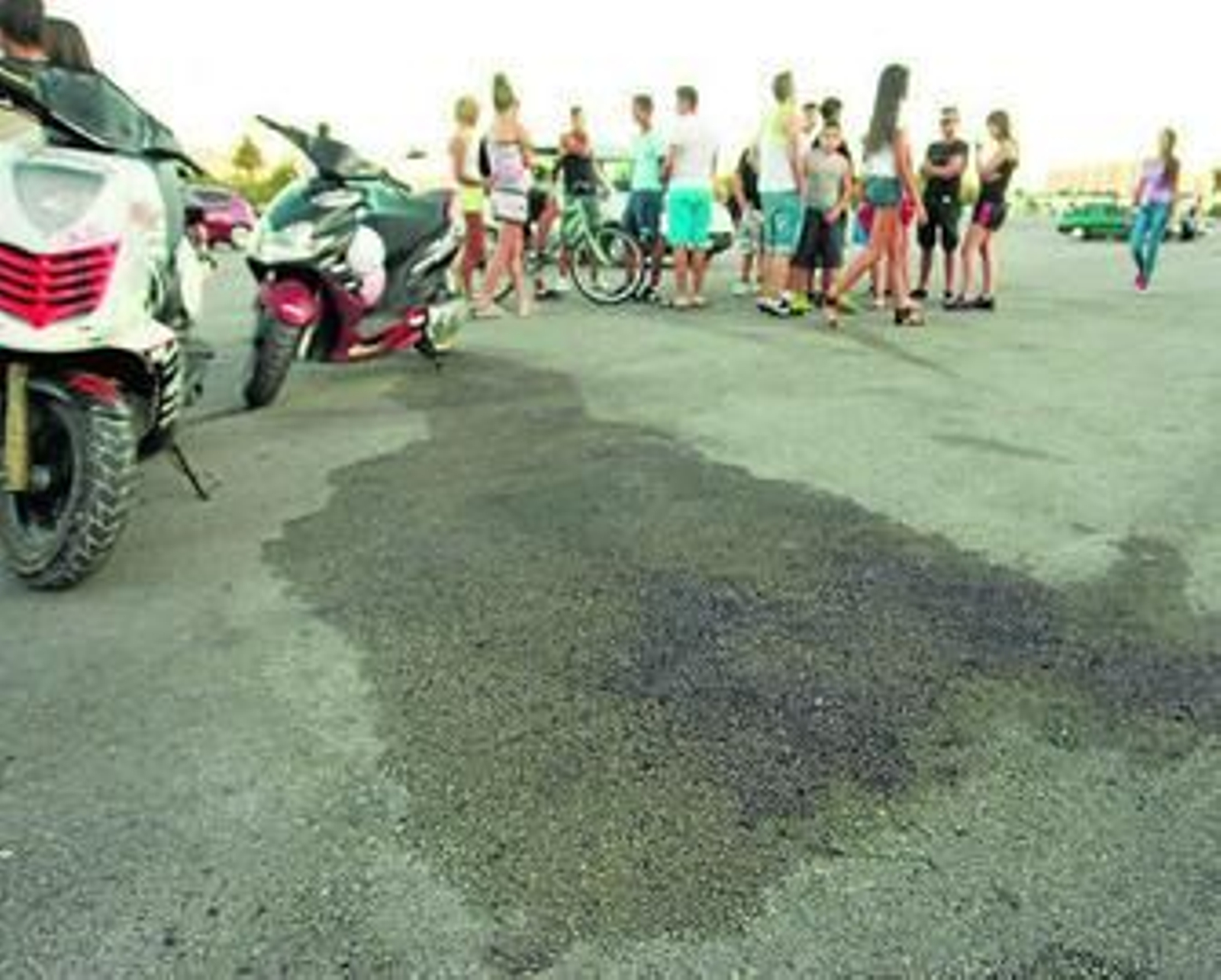 Un grupo de jóvenes reunido en el lugar donde acaecieron los hechos el pasado verano.