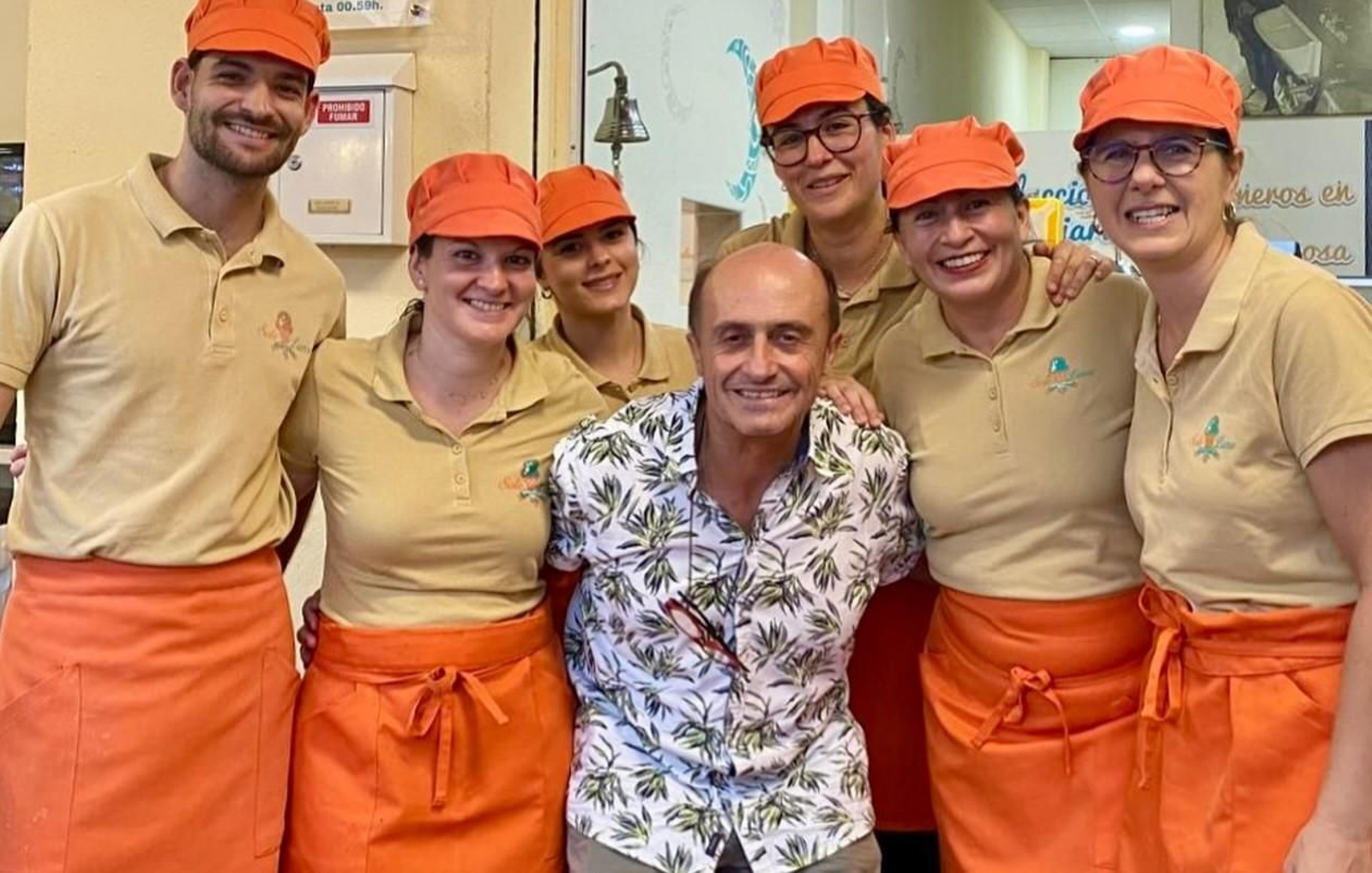 Pepe Viyuela junto al equipo de la heladería Soleluna