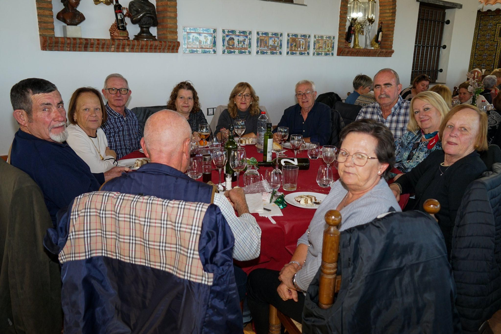 300 mayores de Vícar celebran las fiestas por todo lo alto en la Bodega Cuatro Vientos de Murta