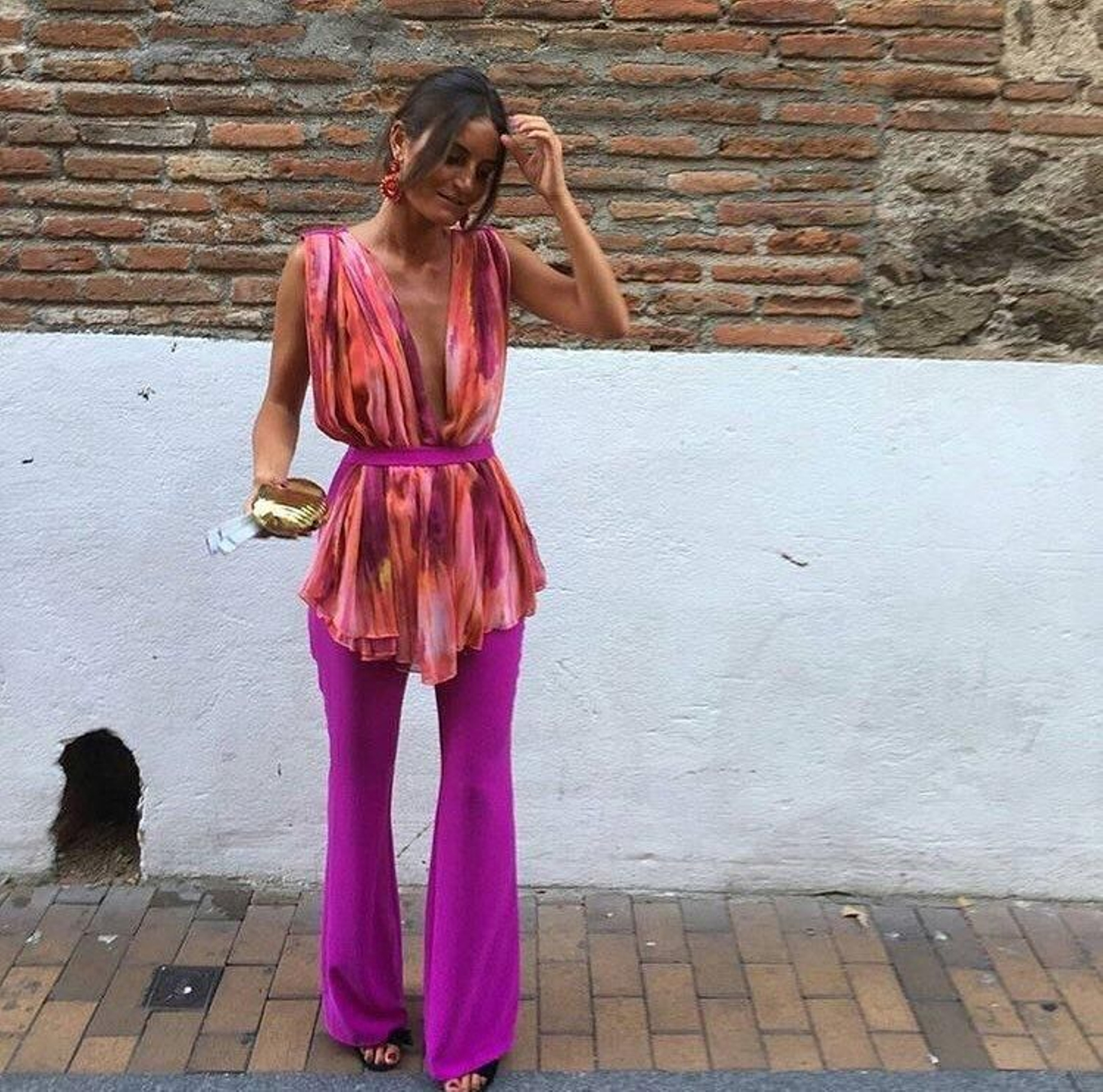 Este mono peplum de @luulaila que nos muestra @invitadaideal tiene un efecto dos piezas muy interesante y un escote para las más atrevidas. De Delia Cabot.