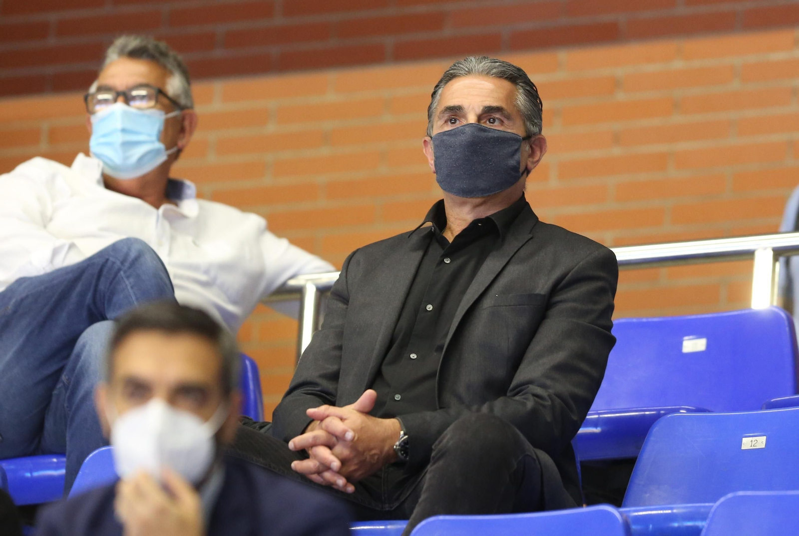 Sergio Scariolo, en las gradas del Carpena durante el Unicaja-Barcelona. Sergio Scariolo, en las gradas del Carpena durante el Unicaja-Barcelona.