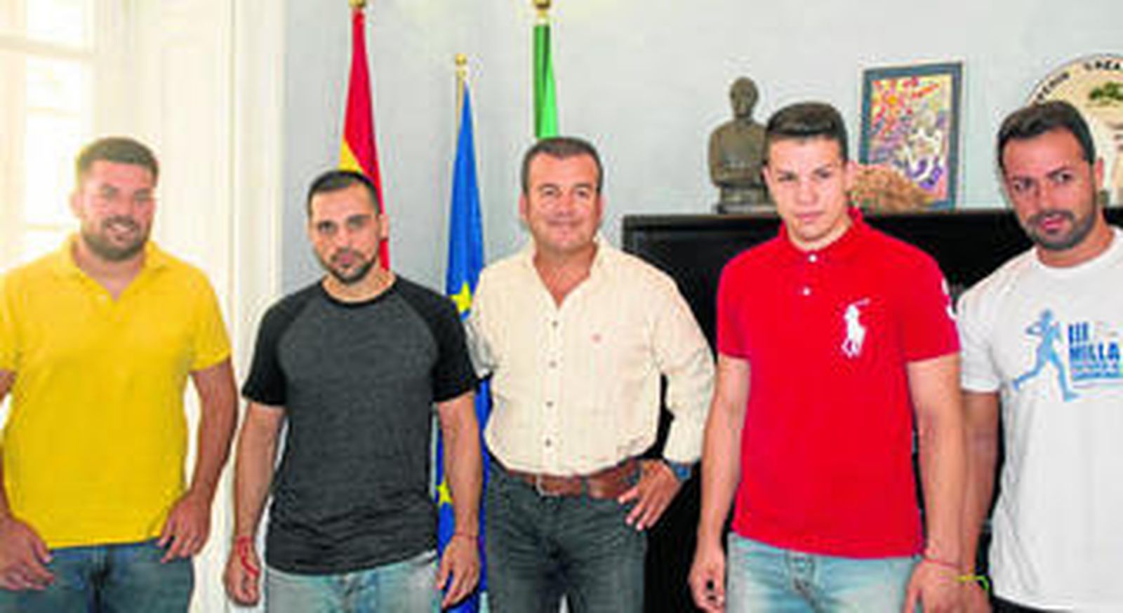 Presentación de la gala 'Impacto IV' por parte del alcalde de Carboneras, Salvador Hernández.