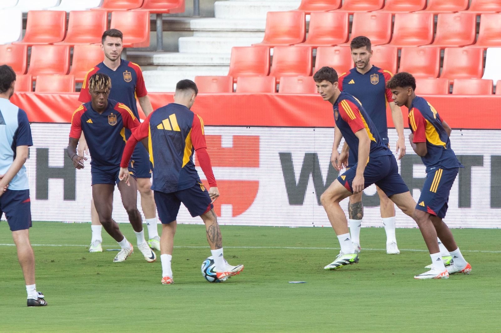 Un momento del entrenamiento de España este lunes en Granada