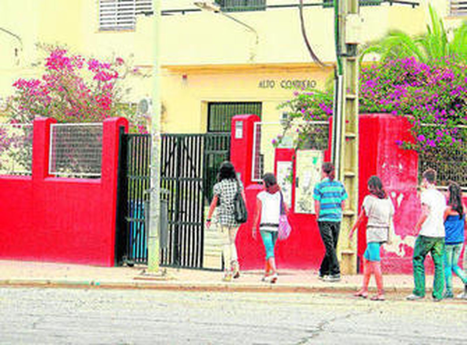 Estudiantes accediendo al IES Alto Conquero.