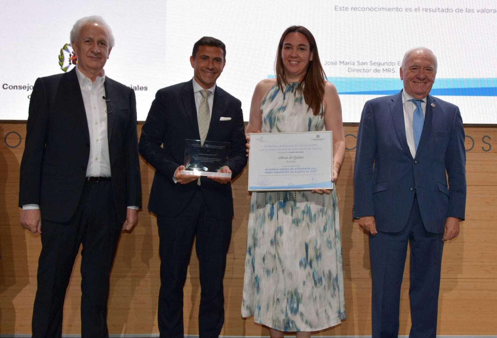 Acto de entrega del reconocimiento de manos de los responsables del Consejo General de Enfermería.