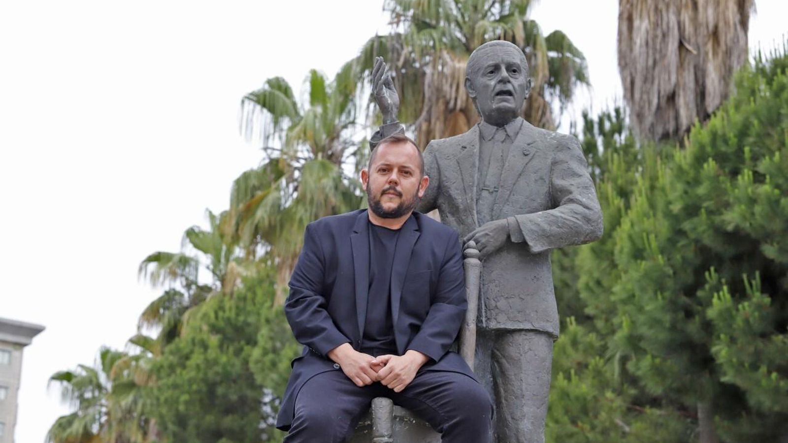 Jeromo Segura fotografiado en el monumento a Paco Toronjo.