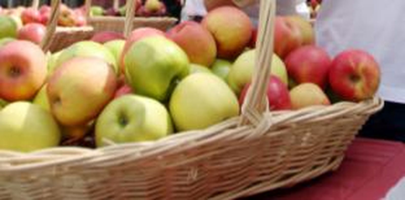 Una cesta con manzanas-
