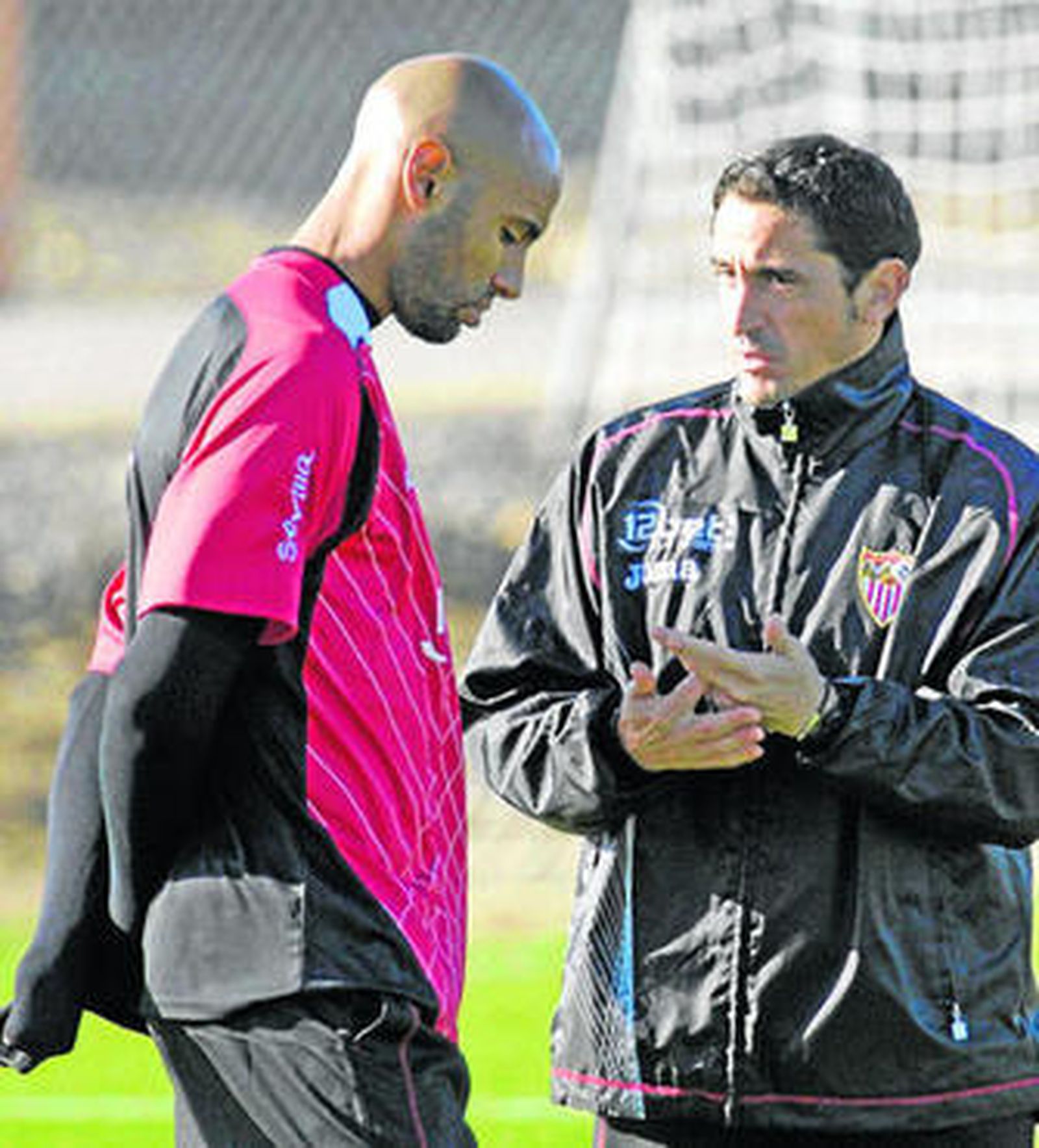 Kanoute escucha con atención a Jiménez, que estuvo dialogando con sus tres goleadores.