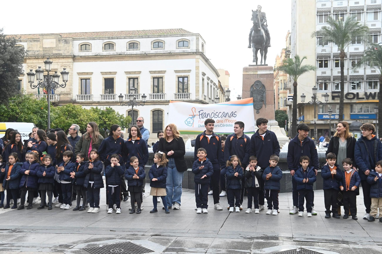 El reconocimiento del colegio Divina Pastora a los colectivos que protegen a los demás, en imágenes