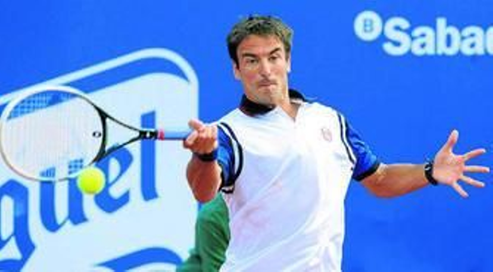 Robredo devuelve la bola en el partido de ayer en Matosevic.