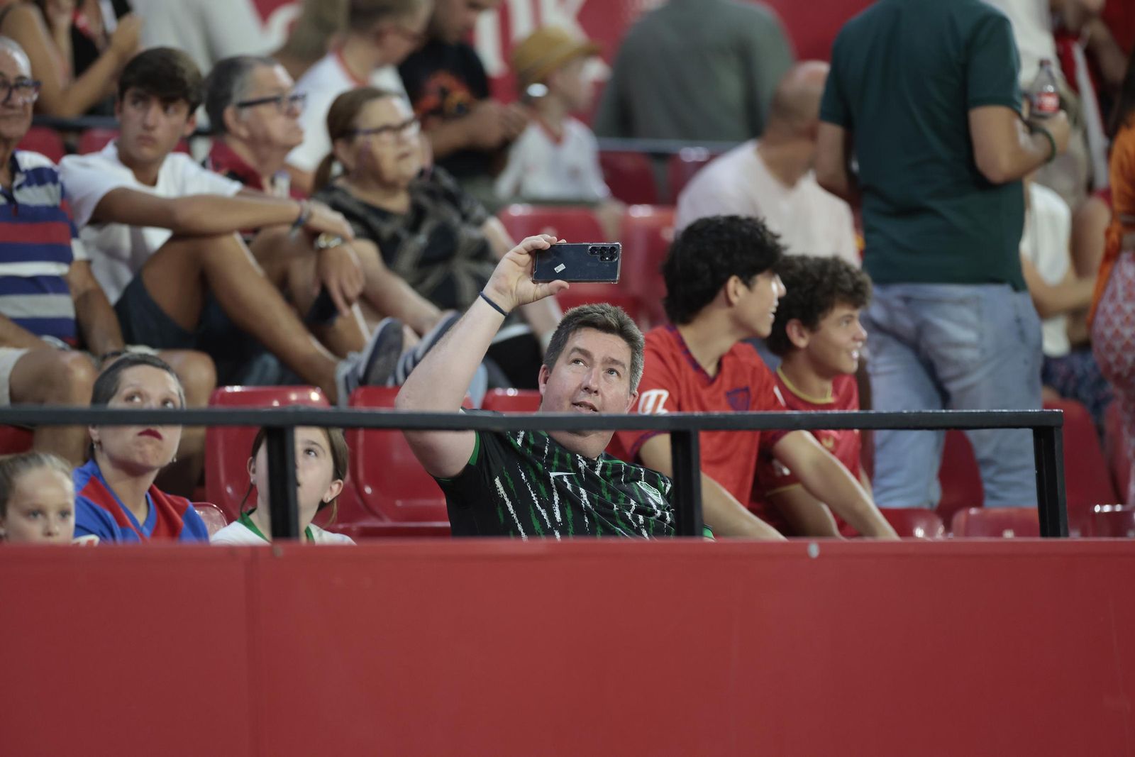 Búscate en las fotos del Sevilla - Elche