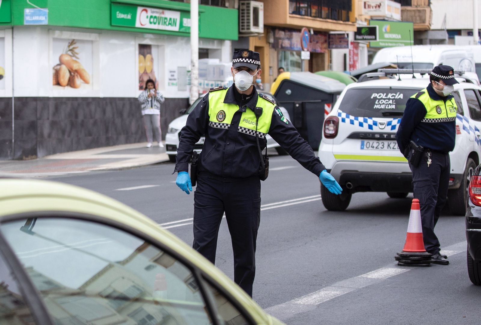 Un agente de Policía Local controla el tráfico de la capital onubense.