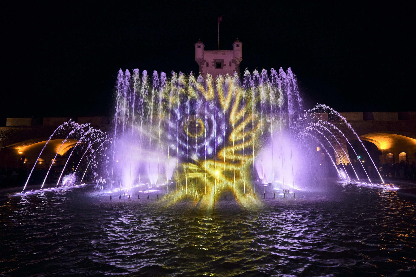 Un momento del espectáculo de luz, color, imagen y sonido que despliega la nueva fuente cibernética ante las Puertas de Tierra.