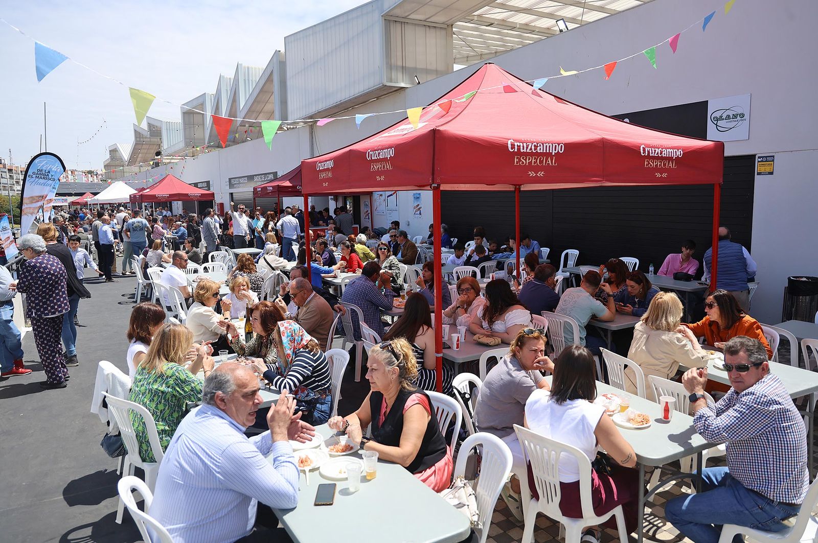 Imágenes del ambiente en la Feria de la Gamba y el Marisco de Huelva