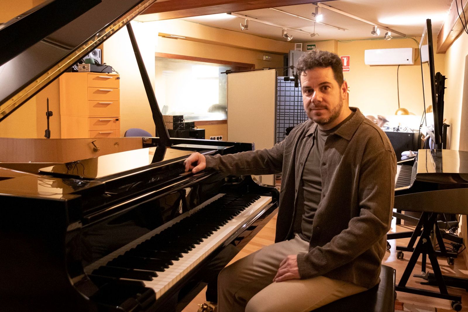 Alberto Raya en el estudio junto a su piano.