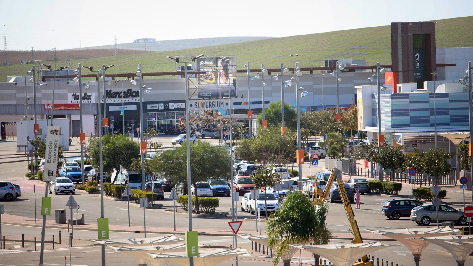 Área Sur y Luz Shopping, uno de los enclaves comerciales más grandes de Andalucía. Área Sur y Luz Shopping, uno de los enclaves comerciales más grandes de Andalucía.