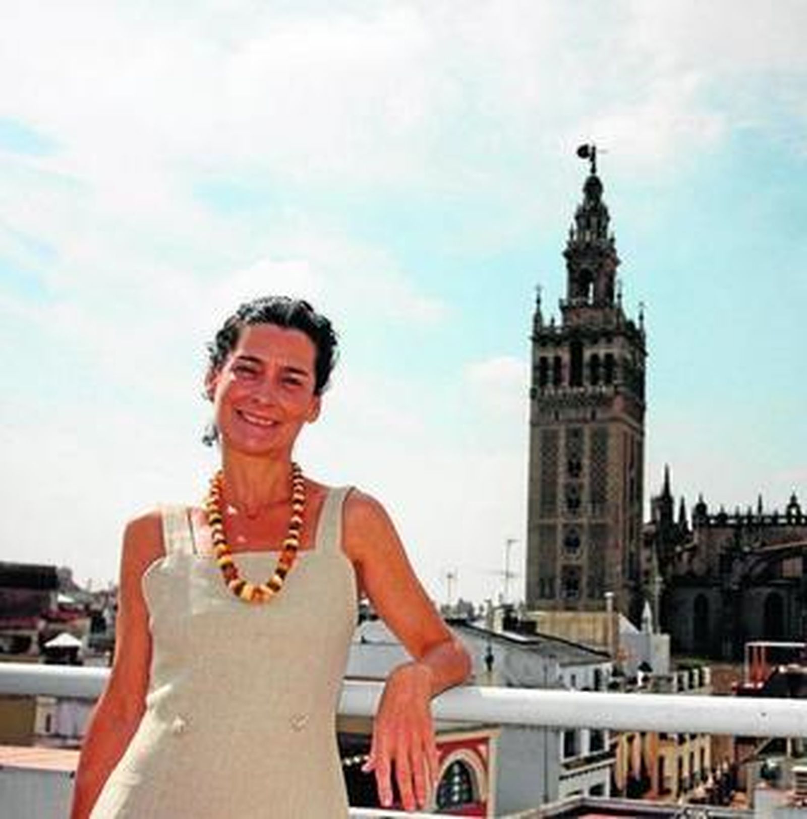 1. Raquel Jimeno San Juan posa en la azotea de su casa ubicada en la calle Álvarez Quintero, donde también ha realizado en alguna ocasión sesiones de yoga. 2. En el auditorio flamenco, donde todas las noches hay espectáculo, se celebrará el próximo 25 de mayo un mercadillo de artesanía y productos locales.