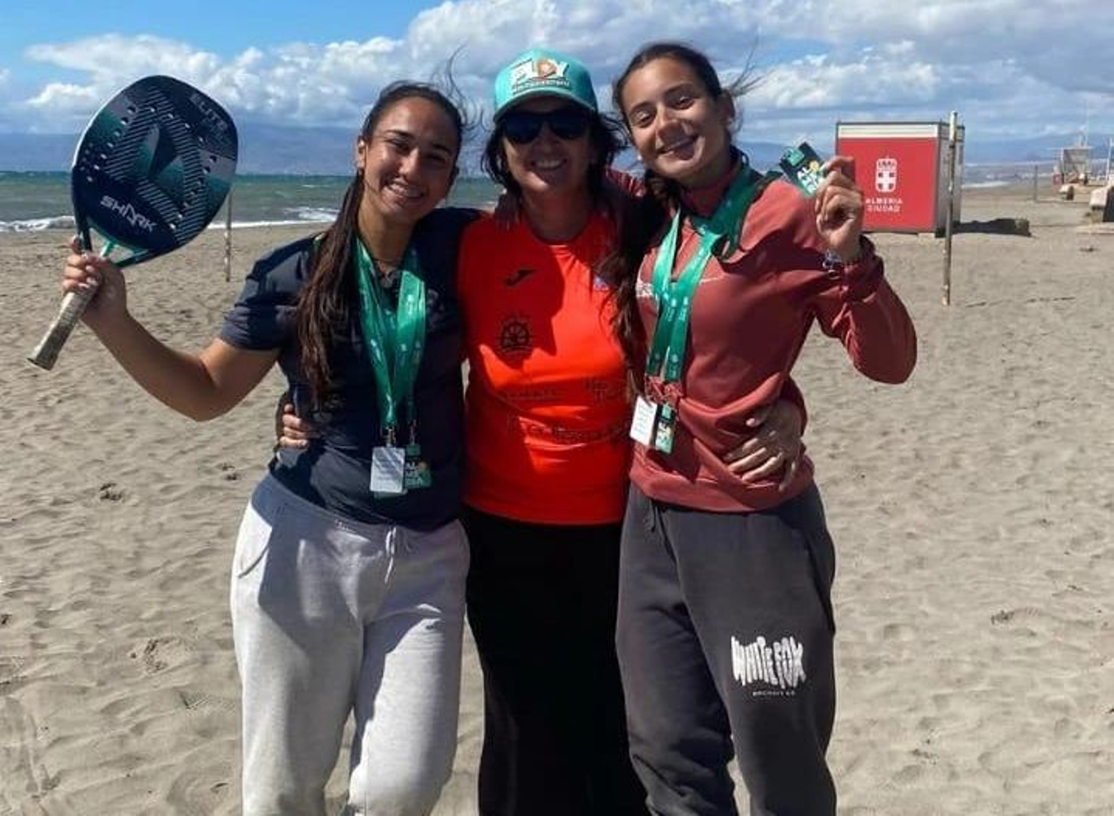 Las ganadoras del dobles en categoría sub-18 posan juntas con sus medallas conquistadas en el Campeonato Provincial de Tenis Playa.