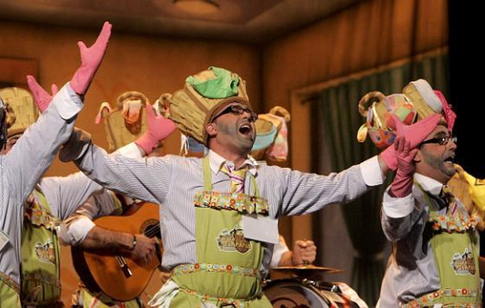 Amos de casa con todo por hacer en La secta de los pelapapas.  Foto: Lourdes de Vicente