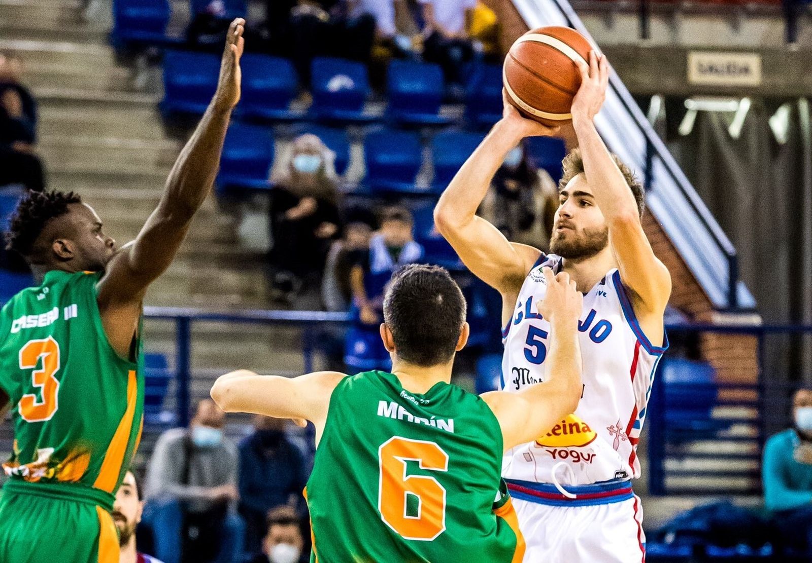 Pablo Marín y Tito Casero intentan defender un tiro de De Pablo.