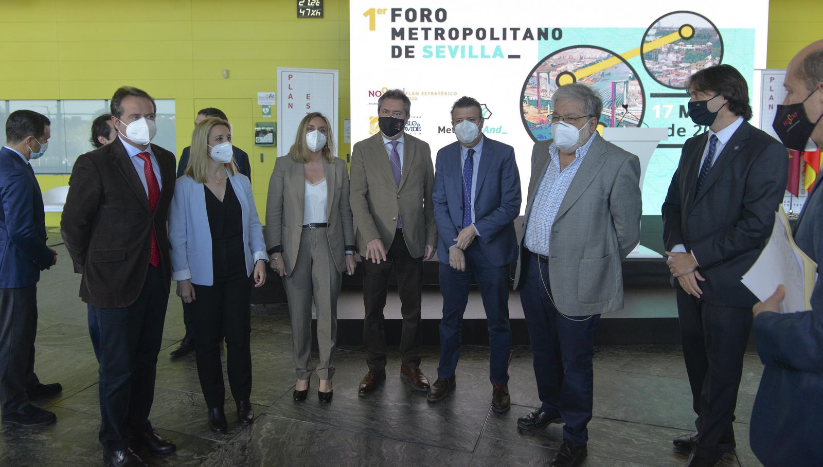 El alcalde Espadas y la consejera Carazo con algunos de los participantes en el foto, alcaldes y responsables unmiversitarios.