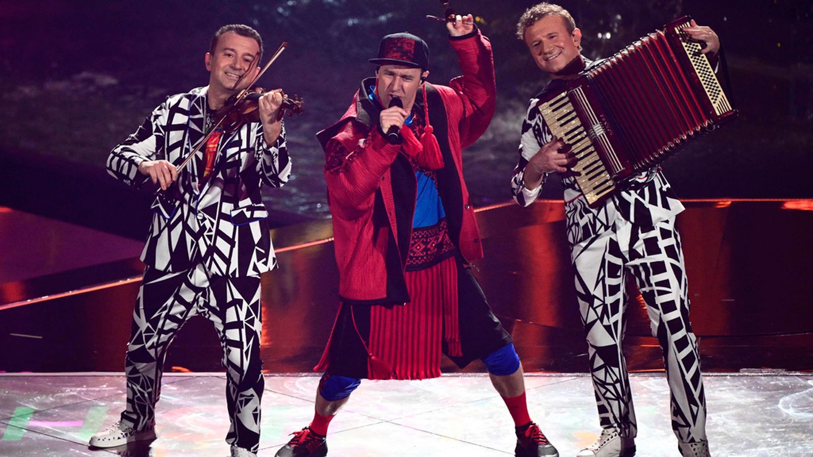 Los candidatos de Moldavia, con un atuendo indescriptible.