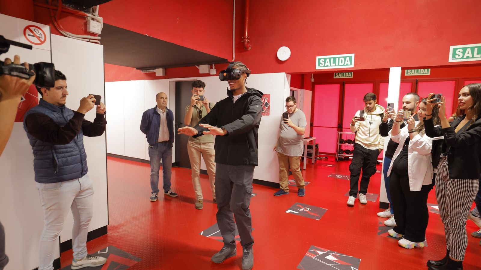 Badé gesticula inmerso en su recorrido virtual al margen de la realidad que lo rodea.