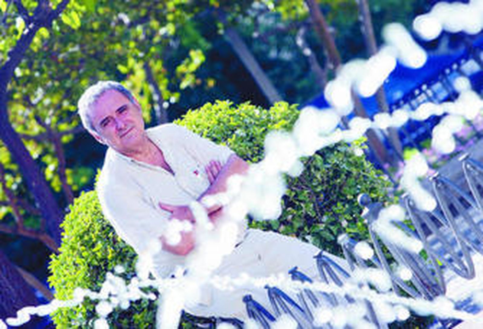 El profesor de Estudios Árabes e Islámicos de la Hispalense, en la plaza de la Concordia de Sevilla.