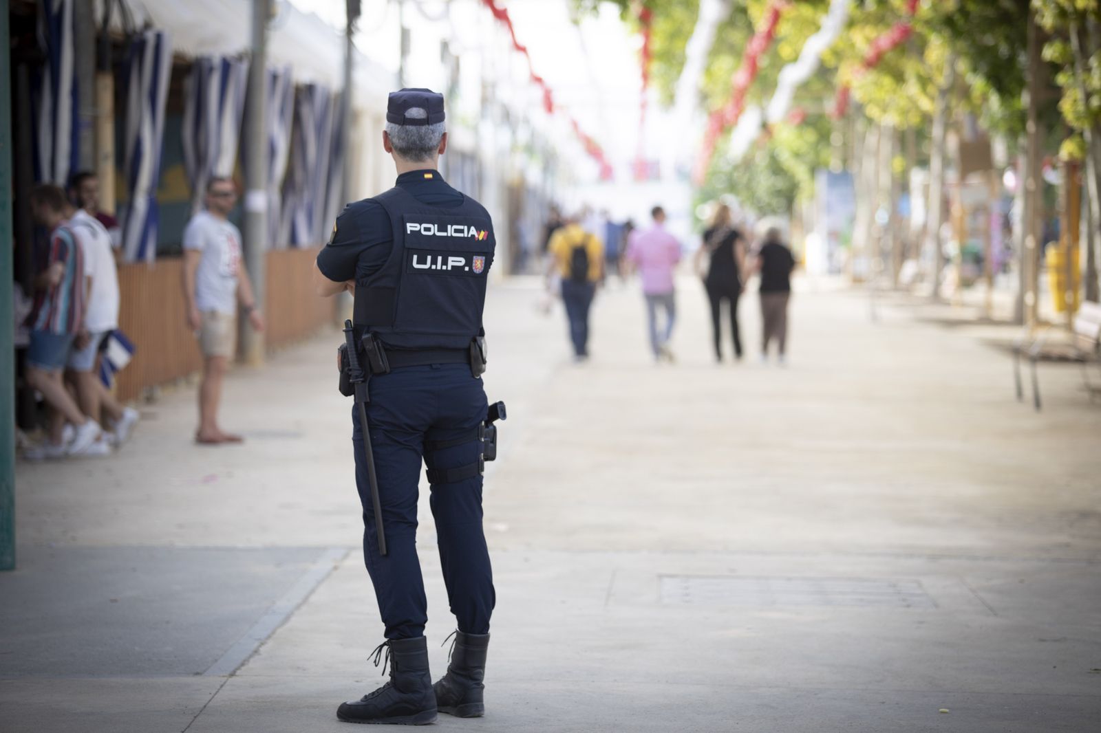 Un agente de la Policía vigila el ferial.