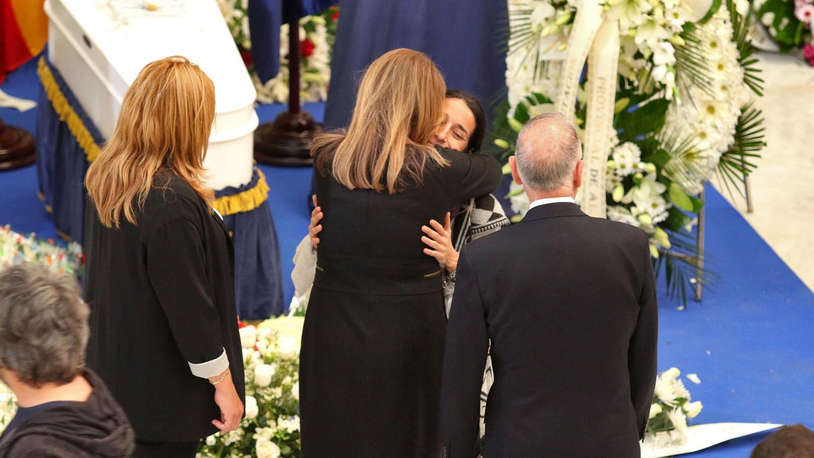 Susana Díaz abraza a la madre de Gabriel.