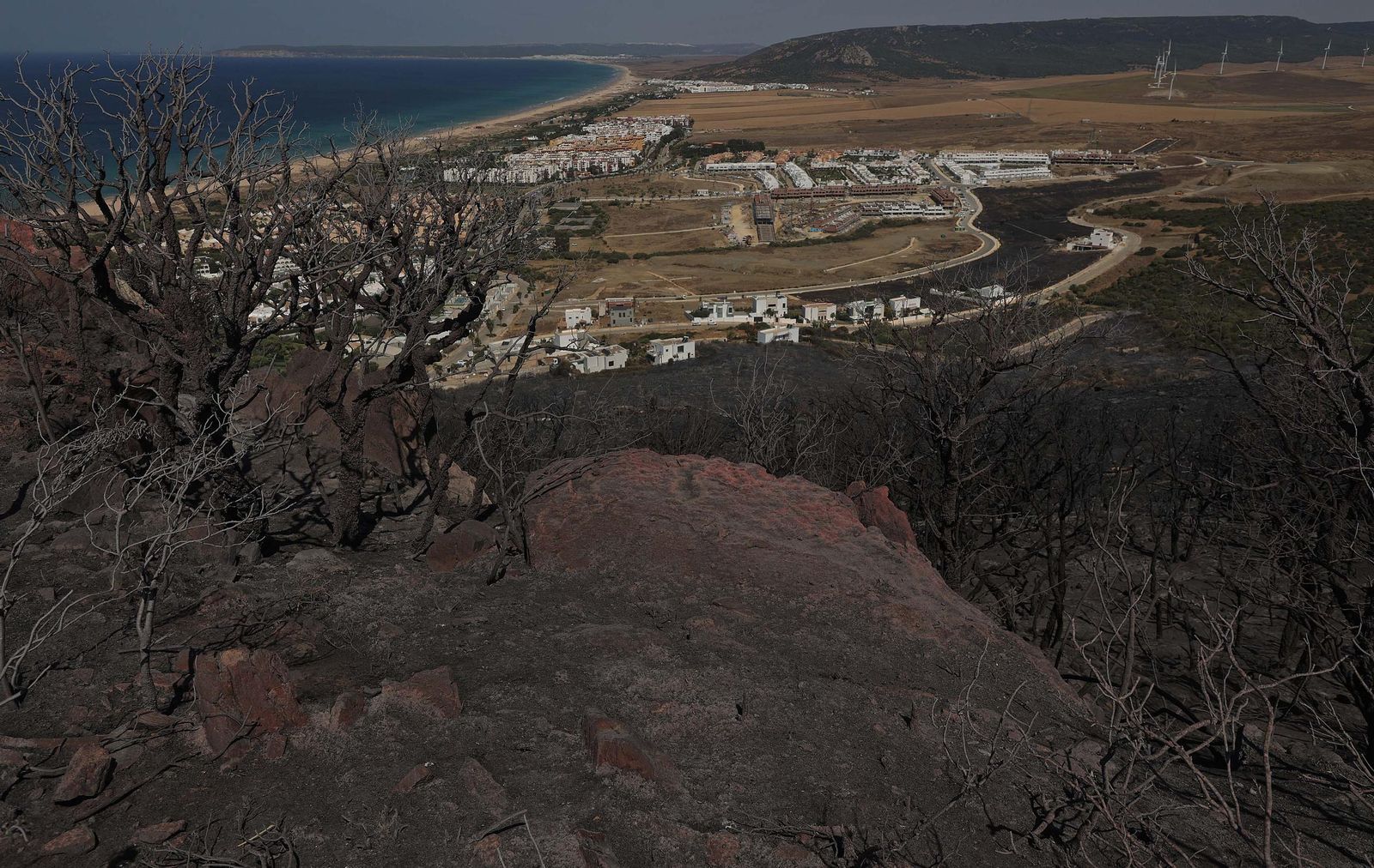 Z DE ZAHARA DE LOS ATUNES. La urbanización Atlanterra, aledaña a Zahara de los Atunes (Cádiz), estuvo a punto de ser devorada por un incendio en la Sierra de la Plata, que obligó al desalojo de más de dos mil personas. En un año de grandes incendios en otras comunidades como Castilla y León o Galicia, Andalucía se quedó por debajo de la media de la última década con 6.300 hectáreas calcinadas.