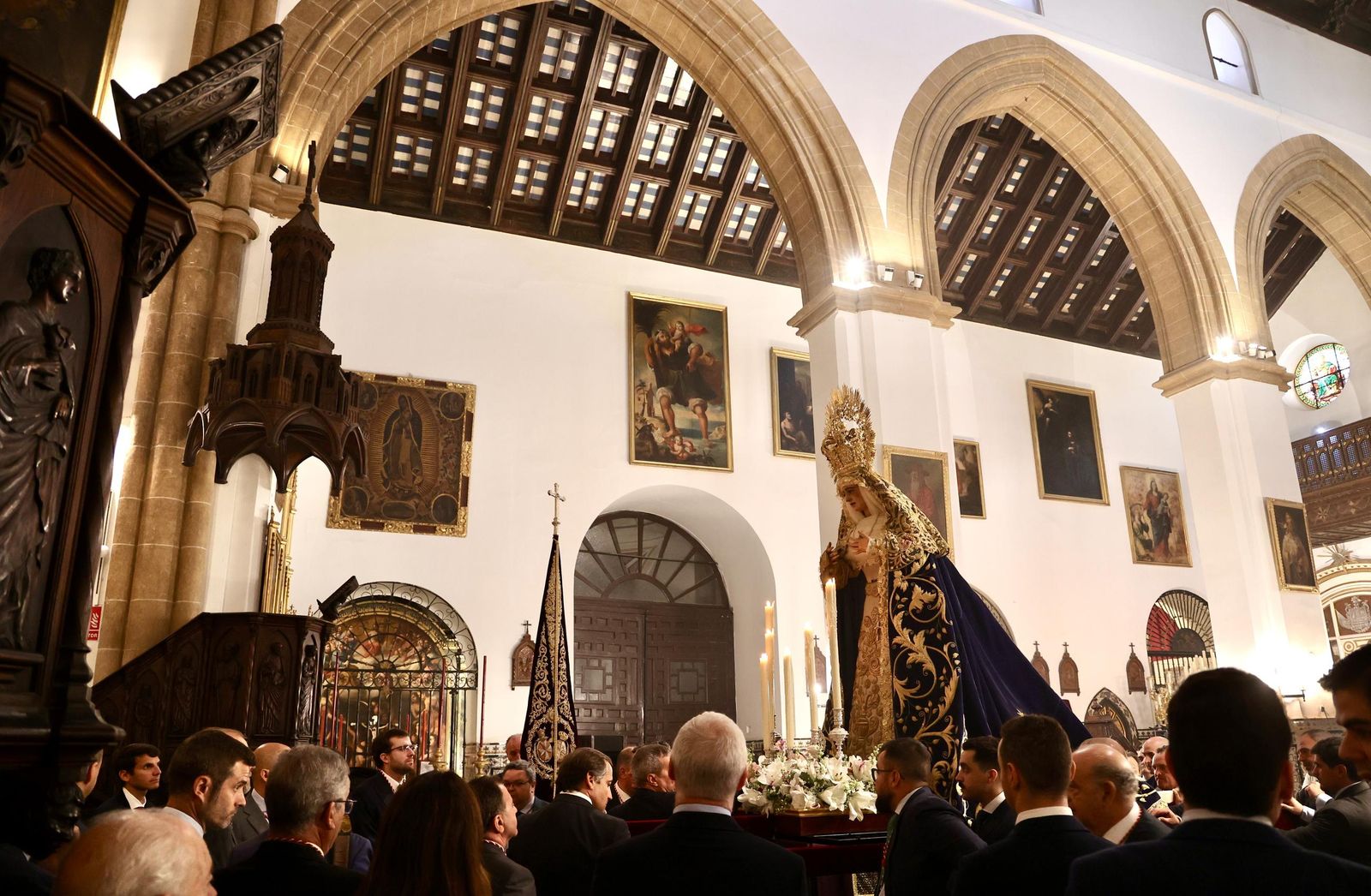 Traslado de la Virgen de la Amargura de Santa Ángela de la Cruz a San Pedro