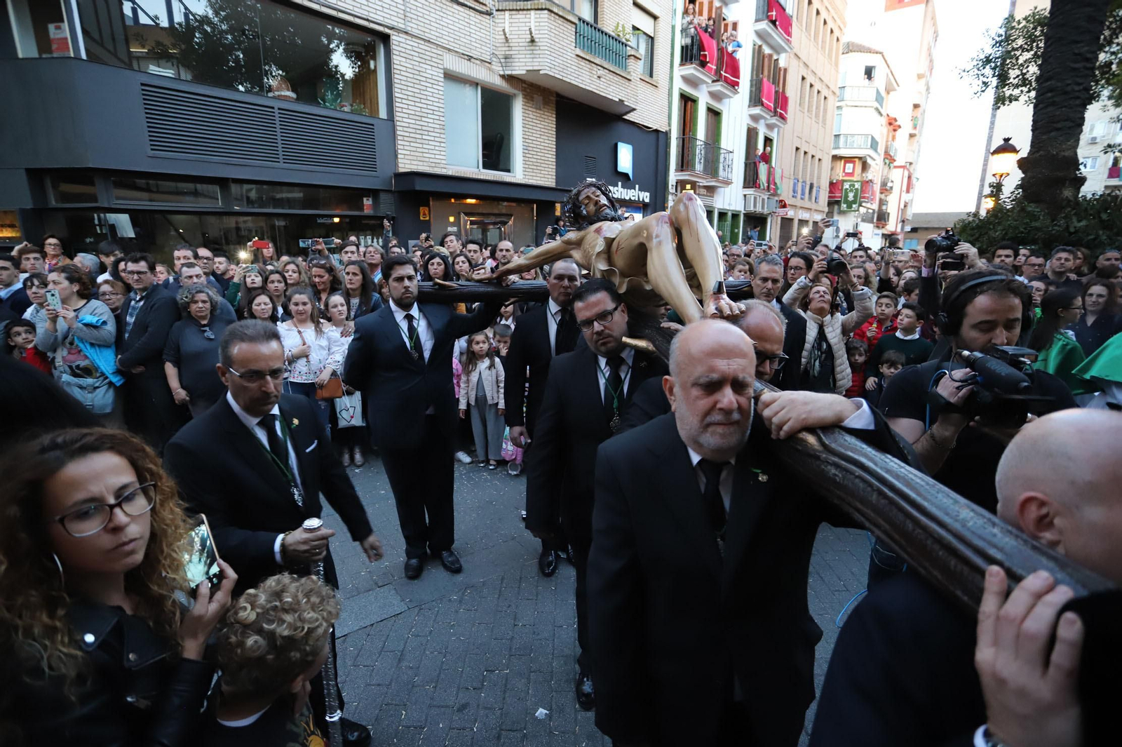 Procesión del Cristo de la Vera Cruz, escoltado por la Legión en las calles de Huelva